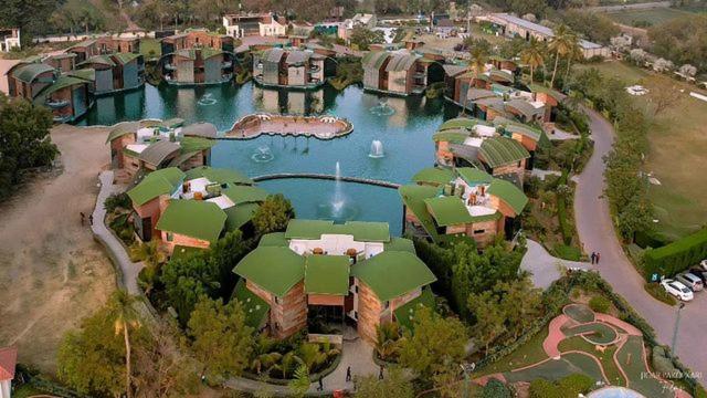 Neonz Resort & Club Anand Exterior photo