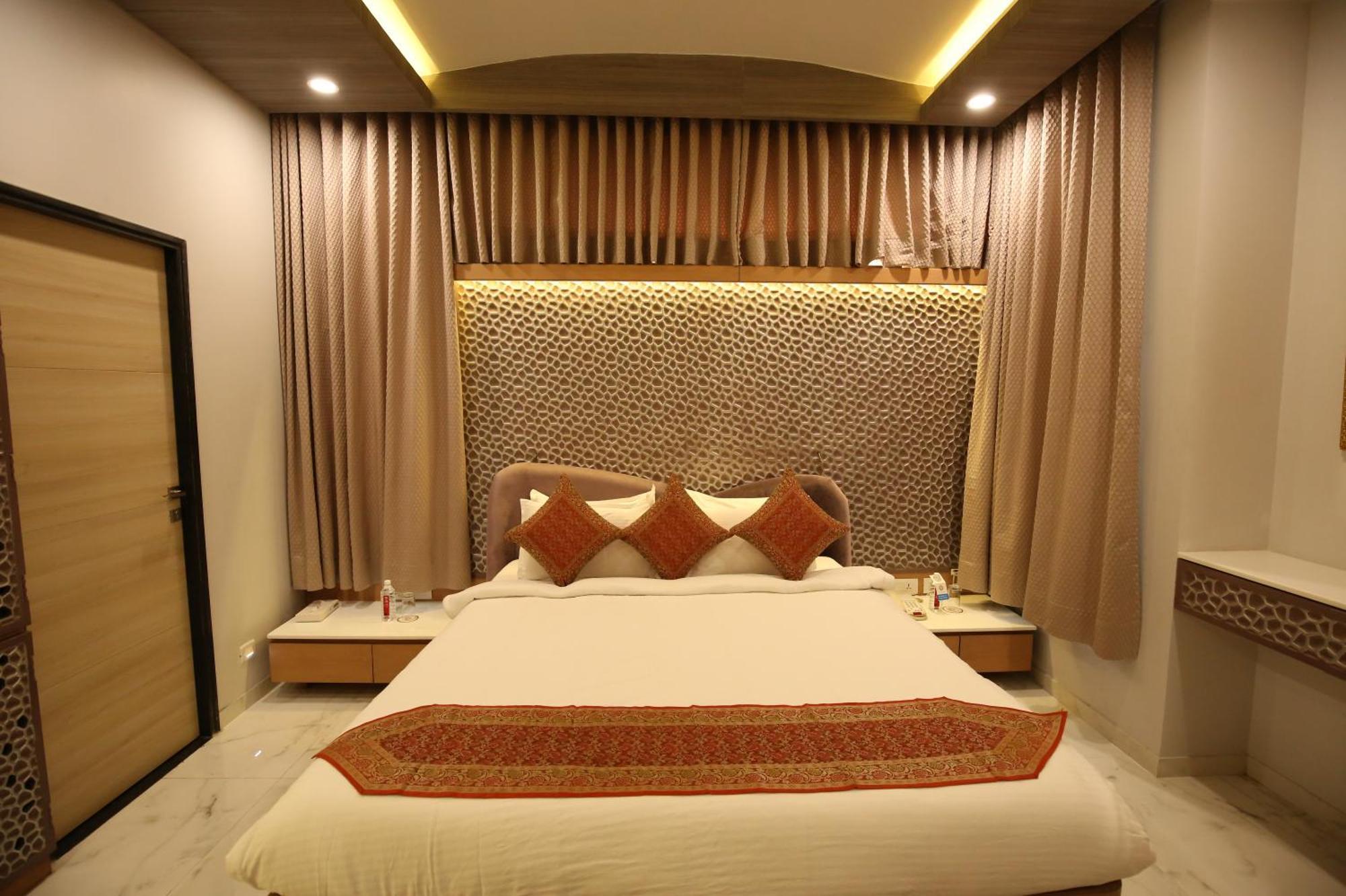 Neonz Resort & Club Anand Exterior photo