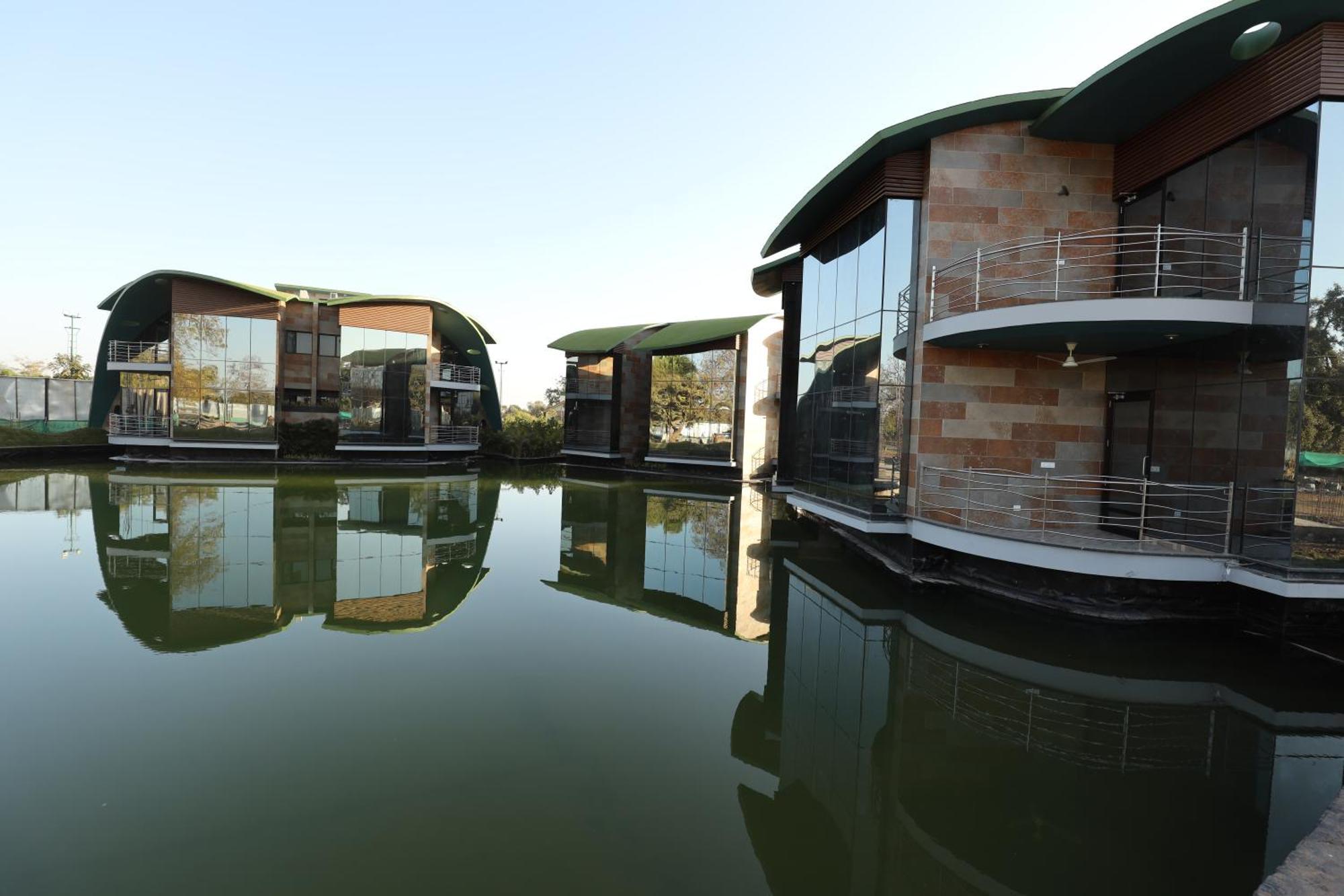 Neonz Resort & Club Anand Exterior photo