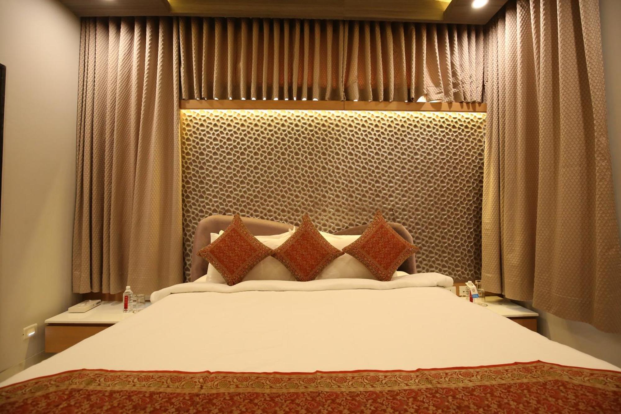 Neonz Resort & Club Anand Exterior photo